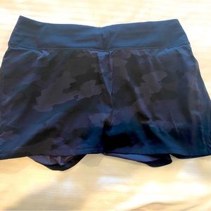 Lululemon Play off the Pleats Camo black skirt size 8